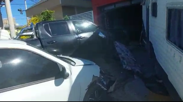 Provocó un choque en cadena y casi terminó adentro de un negocio