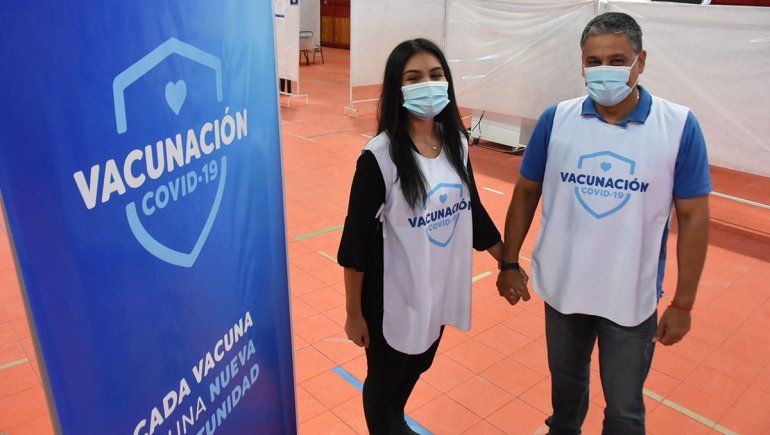 Como voluntarios de registro, padre e hija alegran los boxes de vacunación