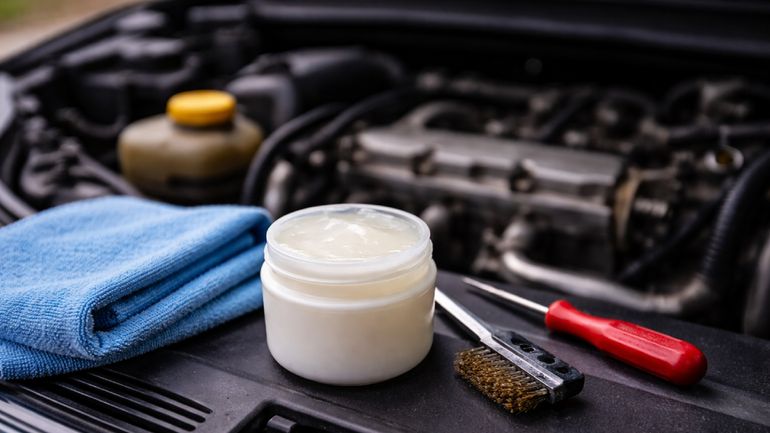 La vaselina cumple un papel fundamental en el cuidado del auto. Foto: IA&nbsp;