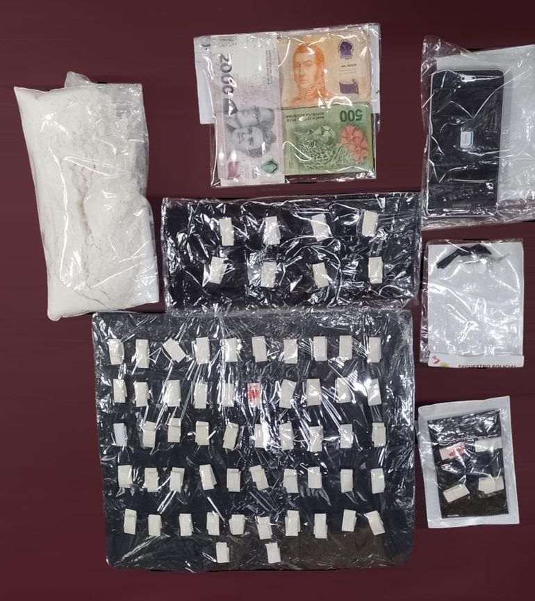 Droga, dinero y celulares fueron secuestrados en los allanamientos. Droga, dinero y celulares fueron secuestrados en los allanamientos.