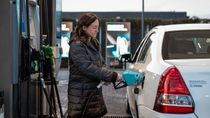 Postergan la suba total del impuesto a los combustibles