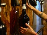 La recarga de birra sobrevive pese a la apertura de los bares