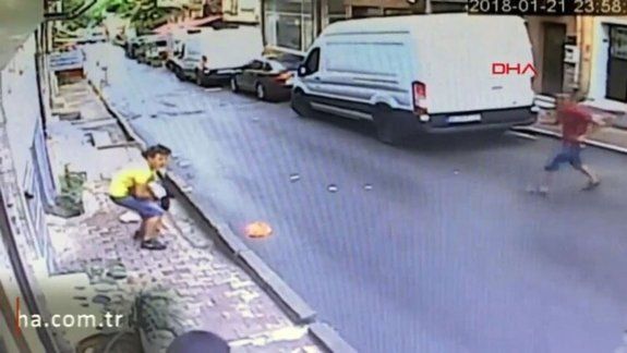 Un joven atajó a una nena que cayó desde un balcón