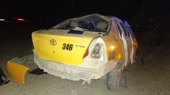 El taxi de Neuquén quedó destrozado por el vuelco en la ruta 51