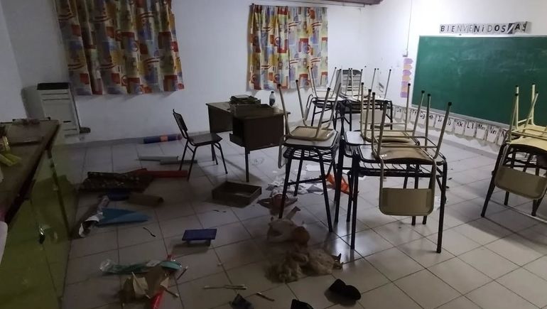 Vandalizaron una escuela de una comunidad y dejaron amenzas en los pizarrones