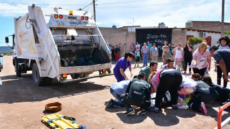 Un trabajador municipal resultó herido al quedar atrapado entre dos camiones en la recolección de la basura