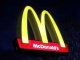 Imagen de archivo del logo de un restaurante McDonalds en Queens, Nueva York, EEUU. 17 marzo 2020. REUTERS/Andrew Kelly
