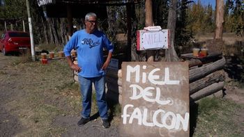 Miel del Falcón, el nuevo cartel para que los clientes lo reconozcan pese a que el coche ya no está. Miel del Falcón, el nuevo cartel para que los clientes lo reconozcan pese a que el coche ya no está.