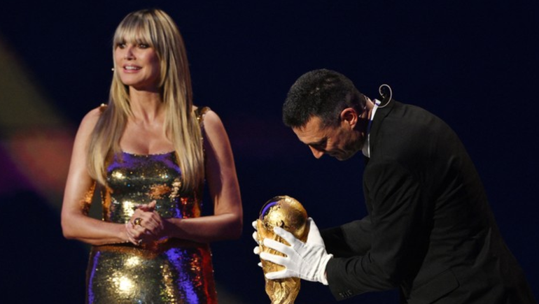 Lionel Scaloni fue el encargado de llevar la copa.