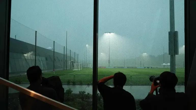 La Selección Argentina entrenó bajo la lluvia y España canceló la práctica.