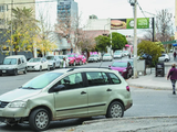 Estacionar en el centro de la ciudad es un suplicio, a la vez que origina más de la mitad de las infracciones del tránsito de la capital provincial.