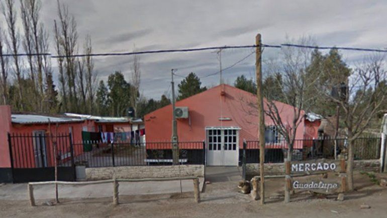 Robaron y balearon a tres personas en una despensa de Arroyito