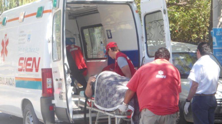Cayó desde cuatro metros cuando podaba un árbol