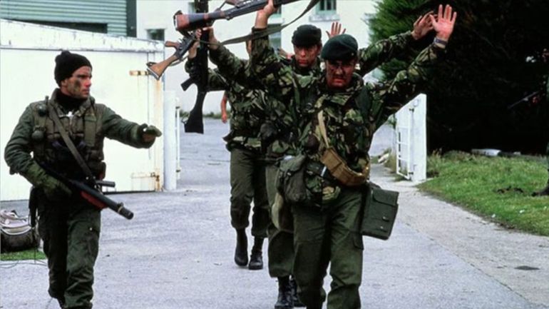 La rendición de los británicos, luego de la toma de la casa de gobierno y del cuartel de la Royal Marine en Puerto Argentino. La rendición de los británicos, luego de la toma de la casa de gobierno y del cuartel de la Royal Marine en Puerto Argentino.