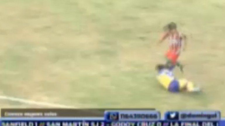 La discusión y la posterior agresión se produjeron en el primer tiempo. El futbolista jugaba en el club San Jorge.