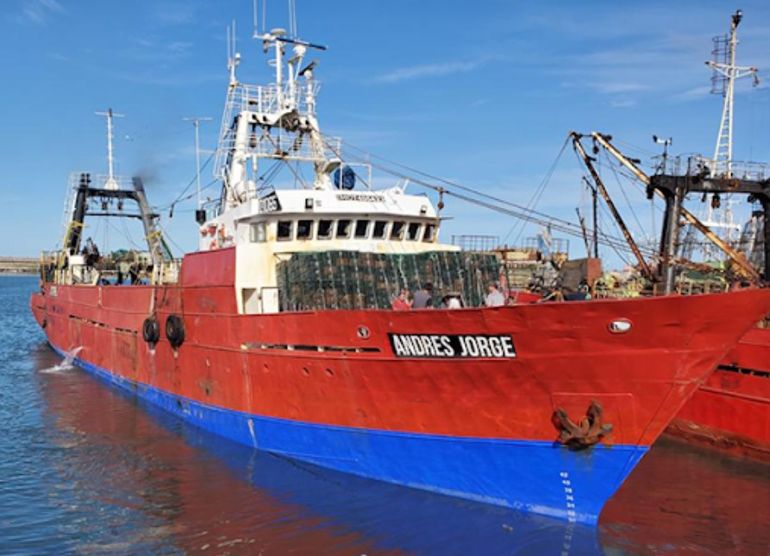 El pesquero que descargaba Diógenez Guitérrez cuando se zafó la tapa de la boca de bodega, que pesa más de 500 kilos, y lo aplastó. El pesquero que descargaba Diógenez Guitérrez cuando se zafó la tapa de la boca de bodega, que pesa más de 500 kilos, y lo aplastó.
