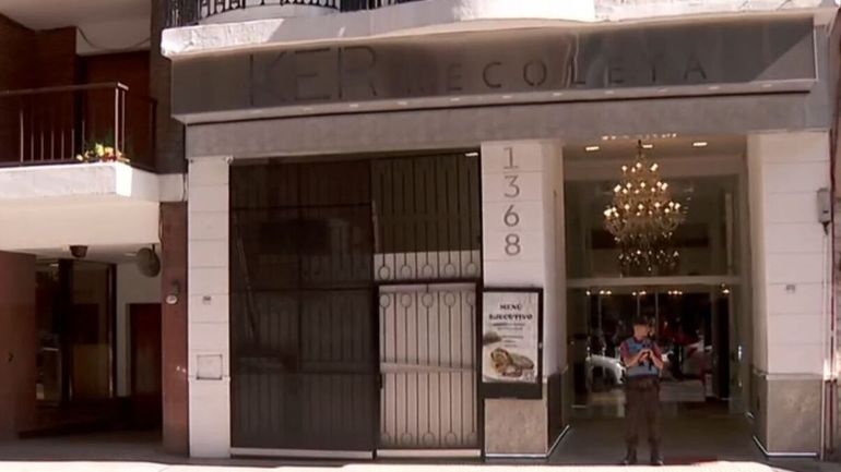 Cuando la mujer y el pequeño debían hacer el check out para retirarse