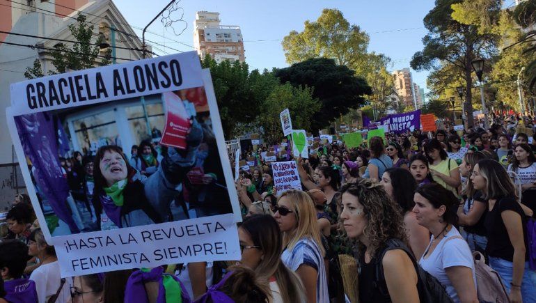 La mujeres marchan bajo el lema La deuda es con nosotras