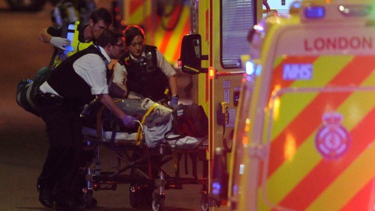 Los terroristas primero atropellaron a los peatones con una camioneta y después se bajaron y atacaron con grandes cuchillos. Los tres fueron abatidos.