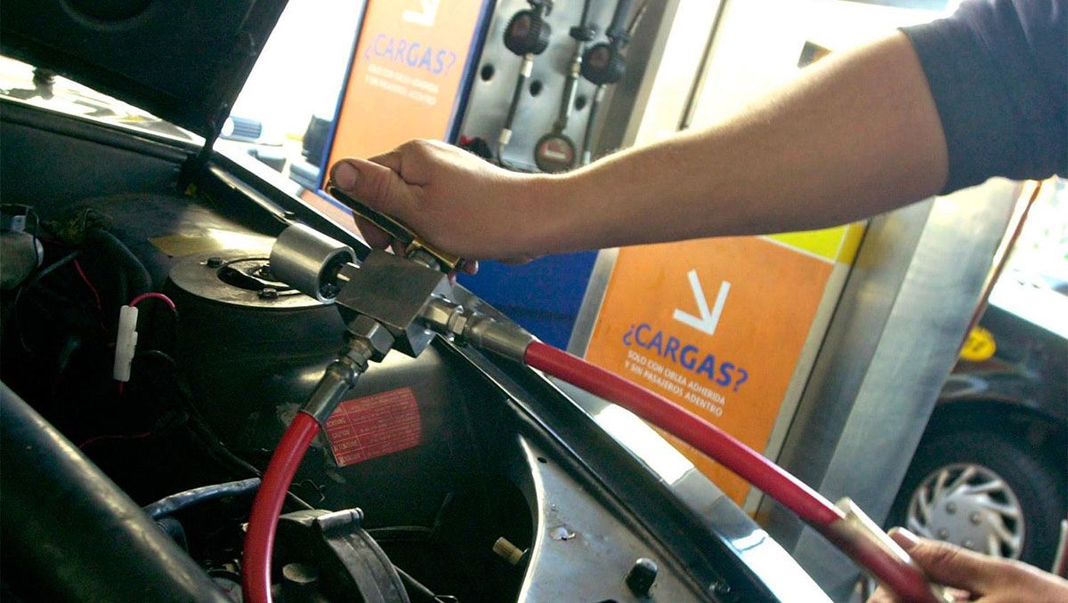 El AMBA enfrenta cortes preventivos de GNC mientras crecen dudas por importaciones, tarifas y subsidios para el invierno.