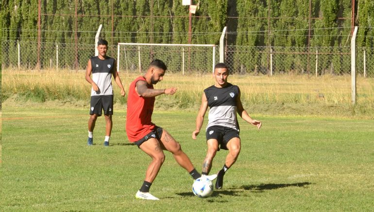 Liendo contra Matías Carrera en uno de los entrenamientos de Cipo. Foto: Anahí Cárdena&nbsp;