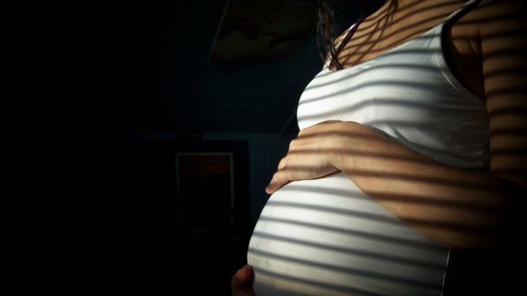 Una alumna dice que un portero la violó y embarazó