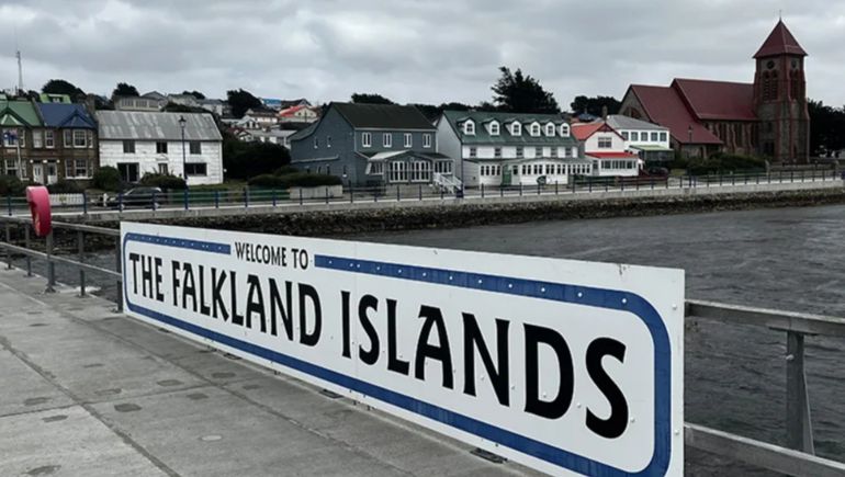 El muelle donde de Puerto Argentino en el que amarran los cruceros, con el nombre que los británicos les dan a las Islas Malvinas argentinas.
