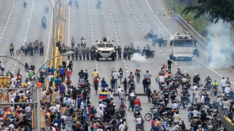 Grupos antimotines oficialistas impidieron que los opositores se juntaran.
