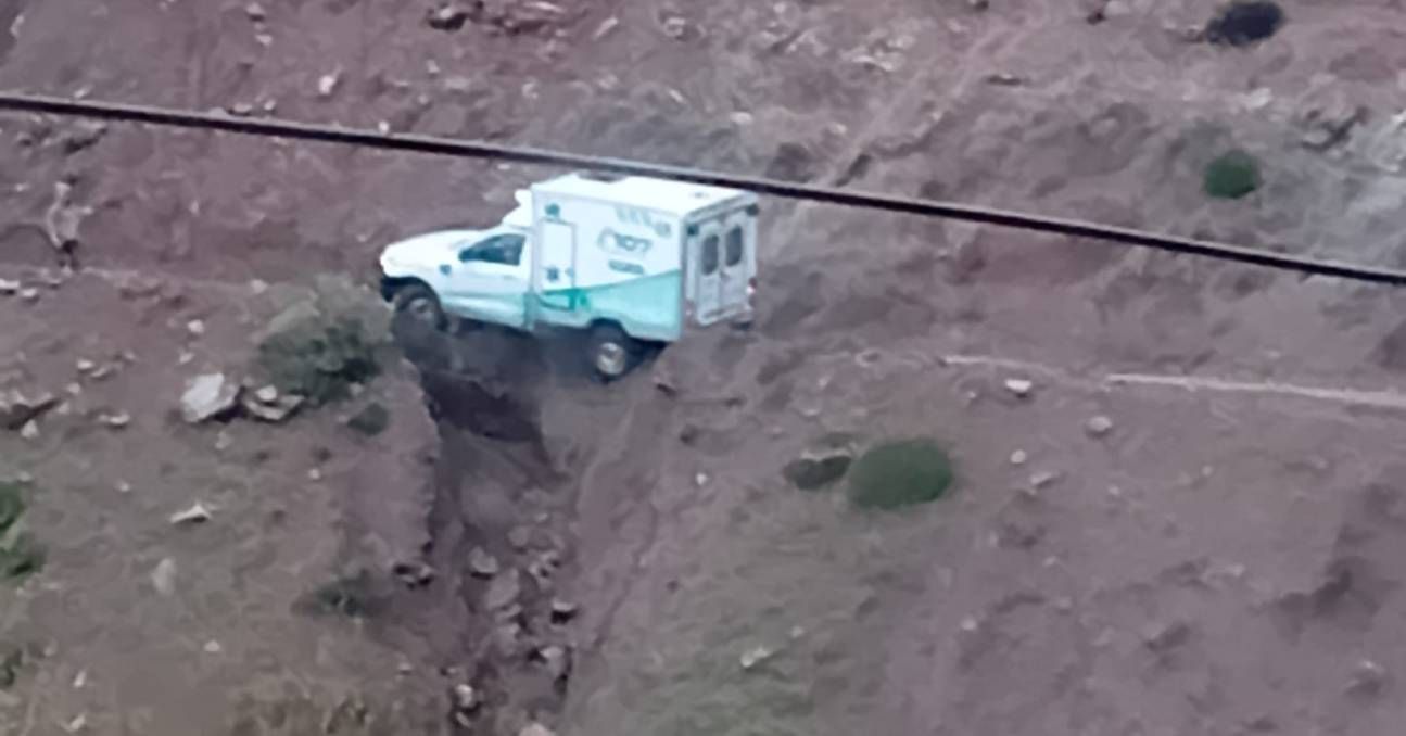 dramatico rescate: una ambulancia quedo al borde de un barranco en medio del temporal
