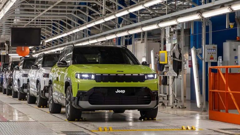 El Jeep Compass 2026, en la línea de montaje de la planta de Melfi, en Italia. El Jeep Compass 2026, en la línea de montaje de la planta de Melfi, en Italia.