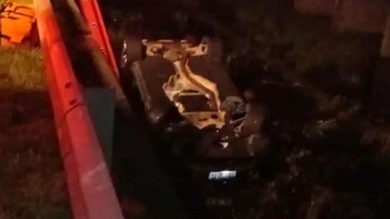 Su vehículo cayó a un zanjón al costado de la ruta 2. | LM Neuquen Su vehículo cayó a un zanjón al costado de la ruta 2.