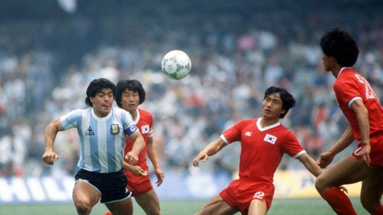 Una imagen del primer triunfo de Argentina en el 86. Bilardo habló en exclusiva con este diario.