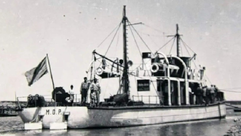 En enero de 1940, un barco del Ministerio de Obras Públicas (MOP) rumbo a Paso Córdoba, pasando frente a General Roca. En enero de 1940, un barco del Ministerio de Obras Públicas (MOP) rumbo a Paso Córdoba, pasando frente a General Roca.