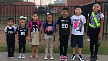 Los niños y toda la ciudad, rendidos a los pies del bahiense. Los niños y toda la ciudad, rendidos a los pies del bahiense.