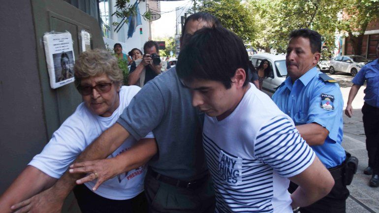 La mamá de Mónica ingresando ayer a la sala a la par del condenado González.