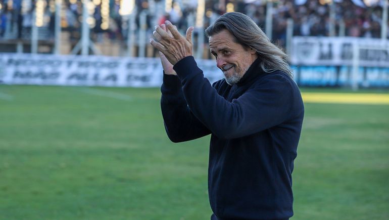 El Chango Cravero saluda a la gente, que le muestra su cariño partido tras partido. 