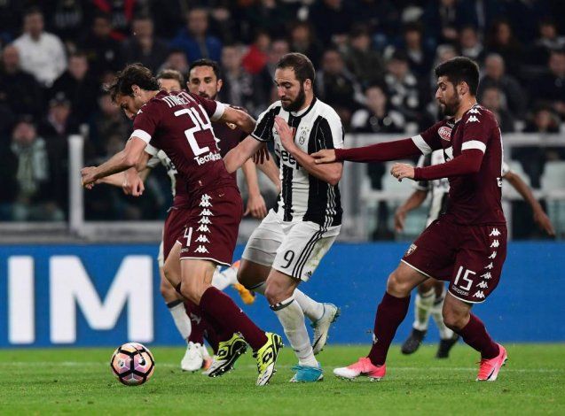 Higuaín empató el clásico de Turín en el descuento y la Juve se acercó al campeonato.