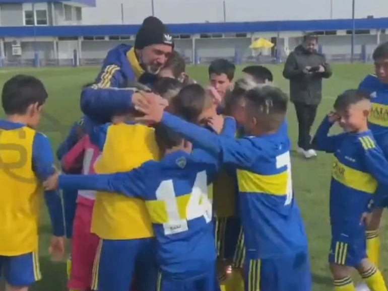 Conmovedor llanto de un DT de Boca tras la ovación de sus pequeños futbolistas