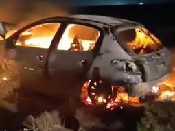 Incendio de un vehículo en la Ruta del petróleo. Foto: Centenario Digital. Incendio de un vehículo en la Ruta del petróleo. Foto: Centenario Digital.