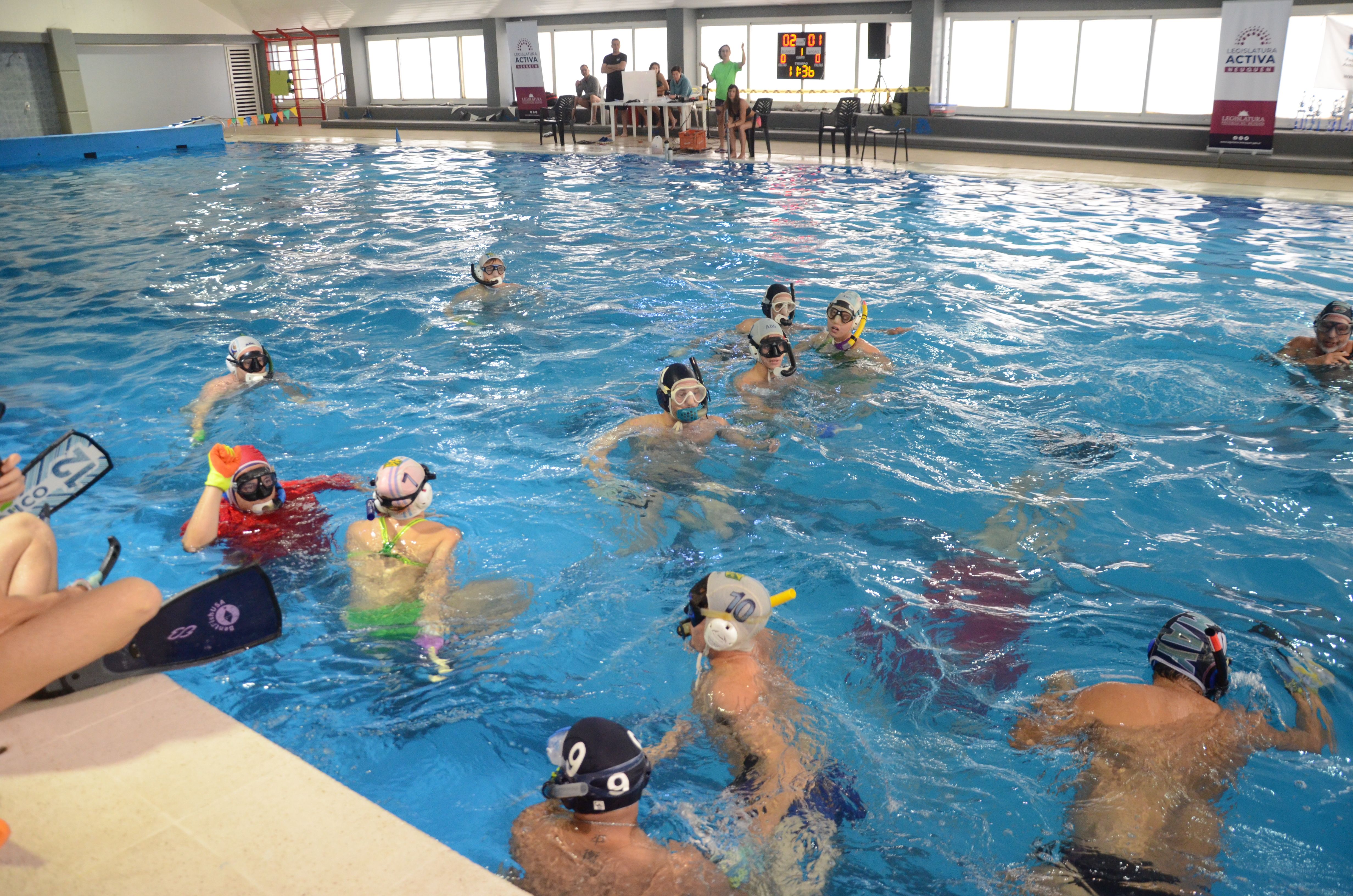 El hockey subacuático empezó a definir a sus campeones en Neuquén