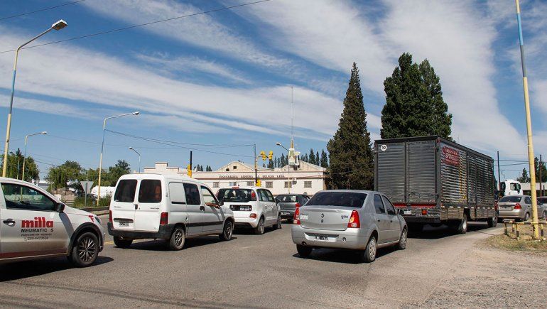 Largas demoras por el semáforo de Ruta 151 y Moreno