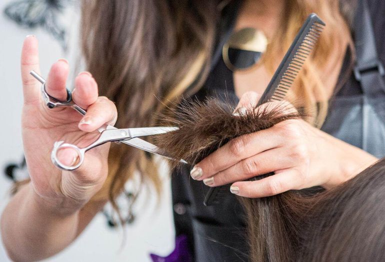 Cómo se lleva el flequillo cortina, la nueva tendencia en belleza 