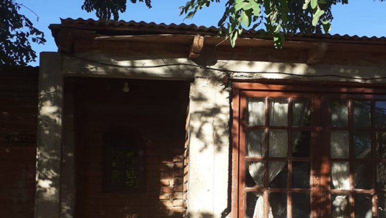 La casa que será destinada a liberados de prisión está ubicada en la calle Moquehue, en el barrio Confluencia.