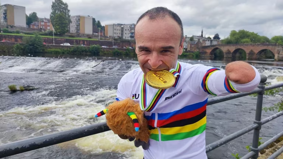 Ciclista paralímpico sin manos recibió un reloj de premio en el Mundial de Glasgow