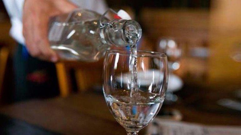 Los restaurantes deberán ofrecer agua potable gratis a sus clientes