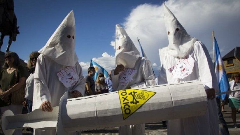 Polémica en Bariloche: Un Ku Klux Klan antivacunas participó de la marcha del 8N