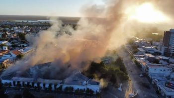 El ataque a la Casa de Gobierno de Chubut fue el 16 de diciembre de 2021, en una marcha contra la minería en la provincia. El ataque a la Casa de Gobierno de Chubut fue el 16 de diciembre de 2021, en una marcha contra la minería en la provincia.