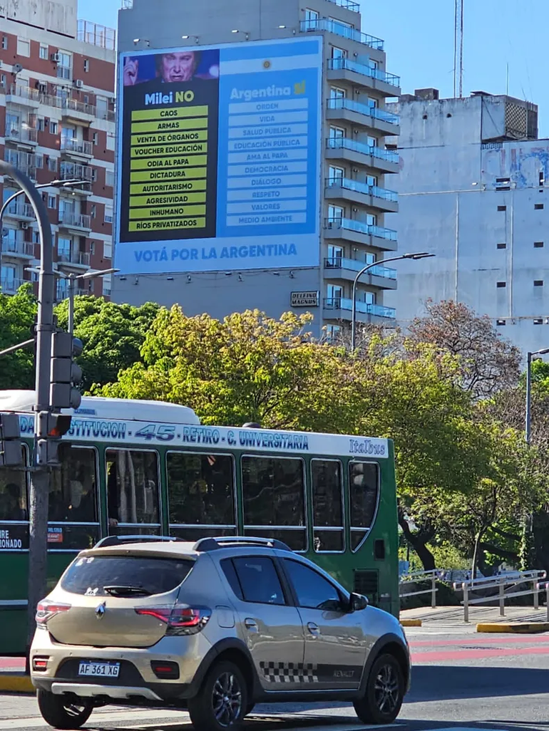 Uno de los afiches más recientes, que se extenderá por todo el país para el balotaje. Uno de los afiches más recientes, que se extenderá por todo el país para el balotaje.