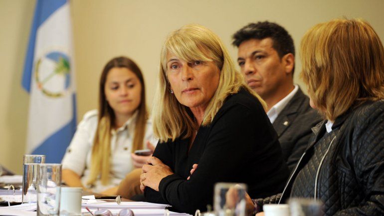 Alma Sapag defendió las obras del gobierno para educación