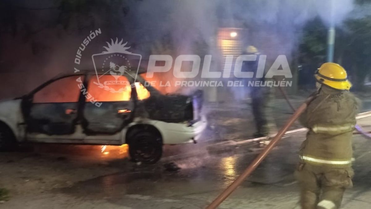 Misterio en el oeste neuquino: un auto radicado en Centenario apareció incendiado y nadie lo reclamó